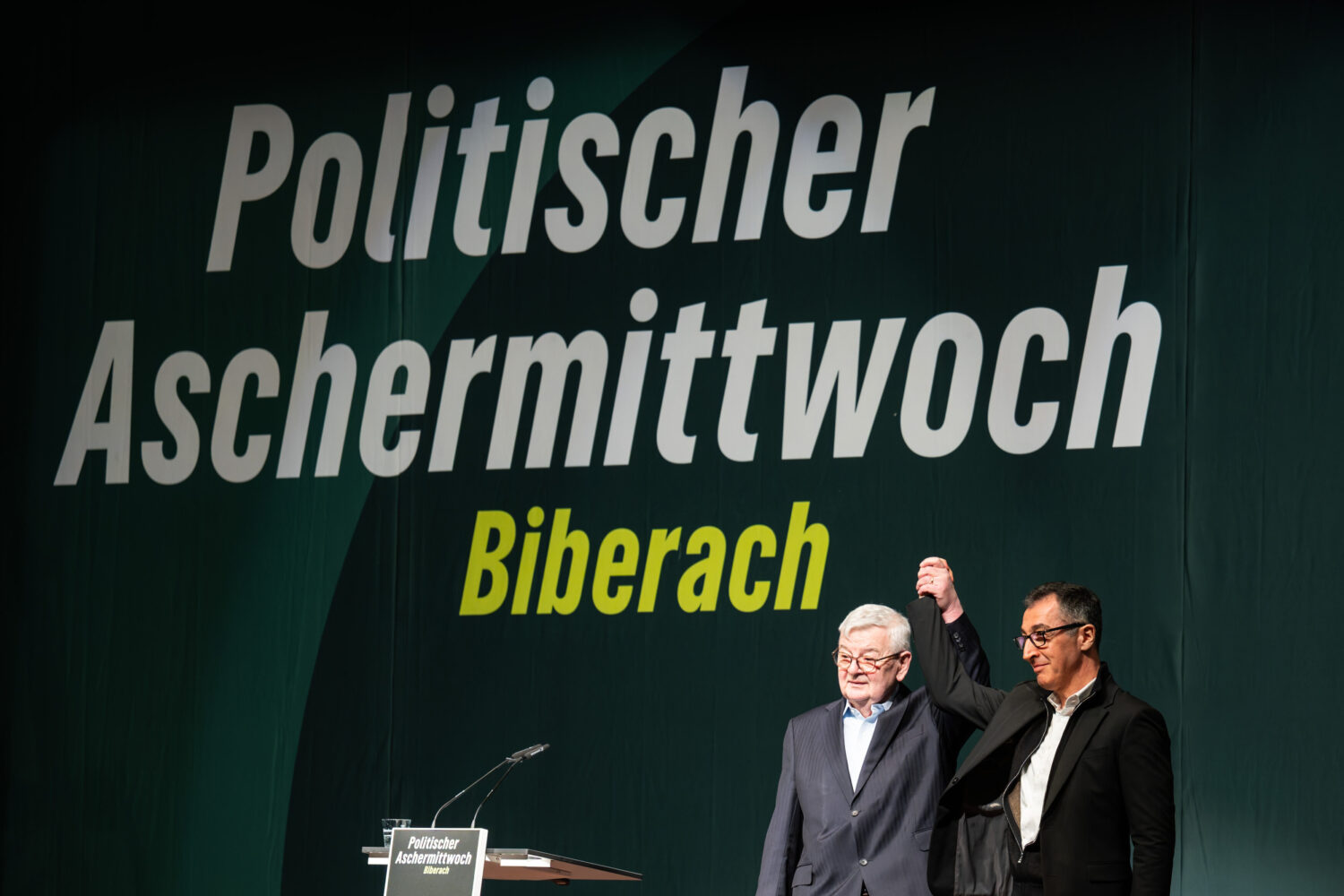 Zwei Männer stehen vor der Aufschrift "Politischer Aschermittwoch Biberach".