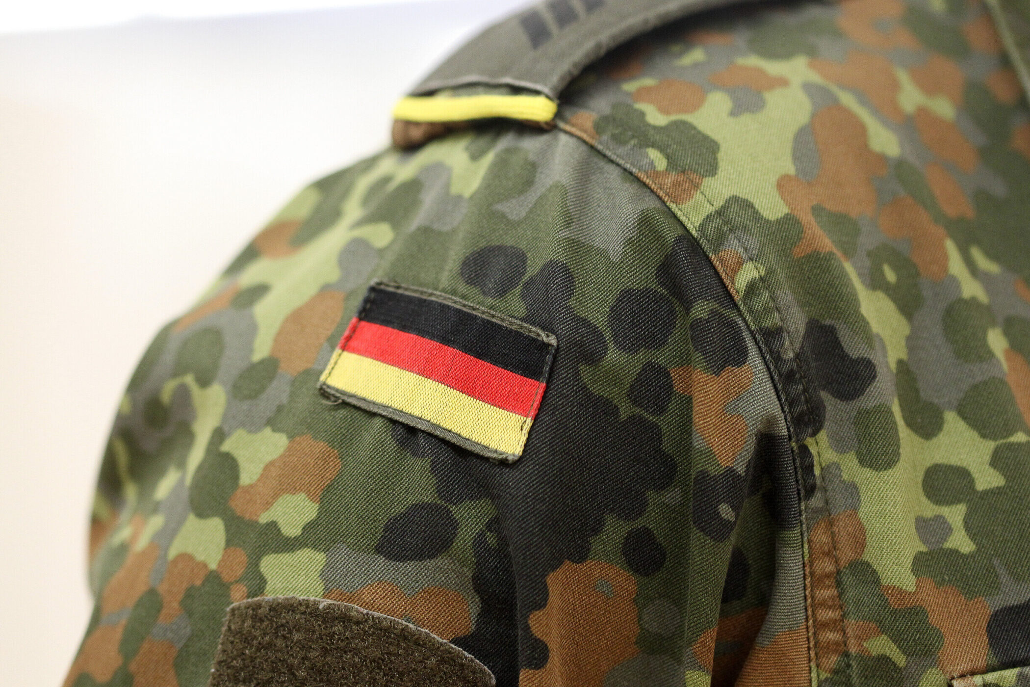 Tarnuniform mit deutscher Flagge auf der Schulter.