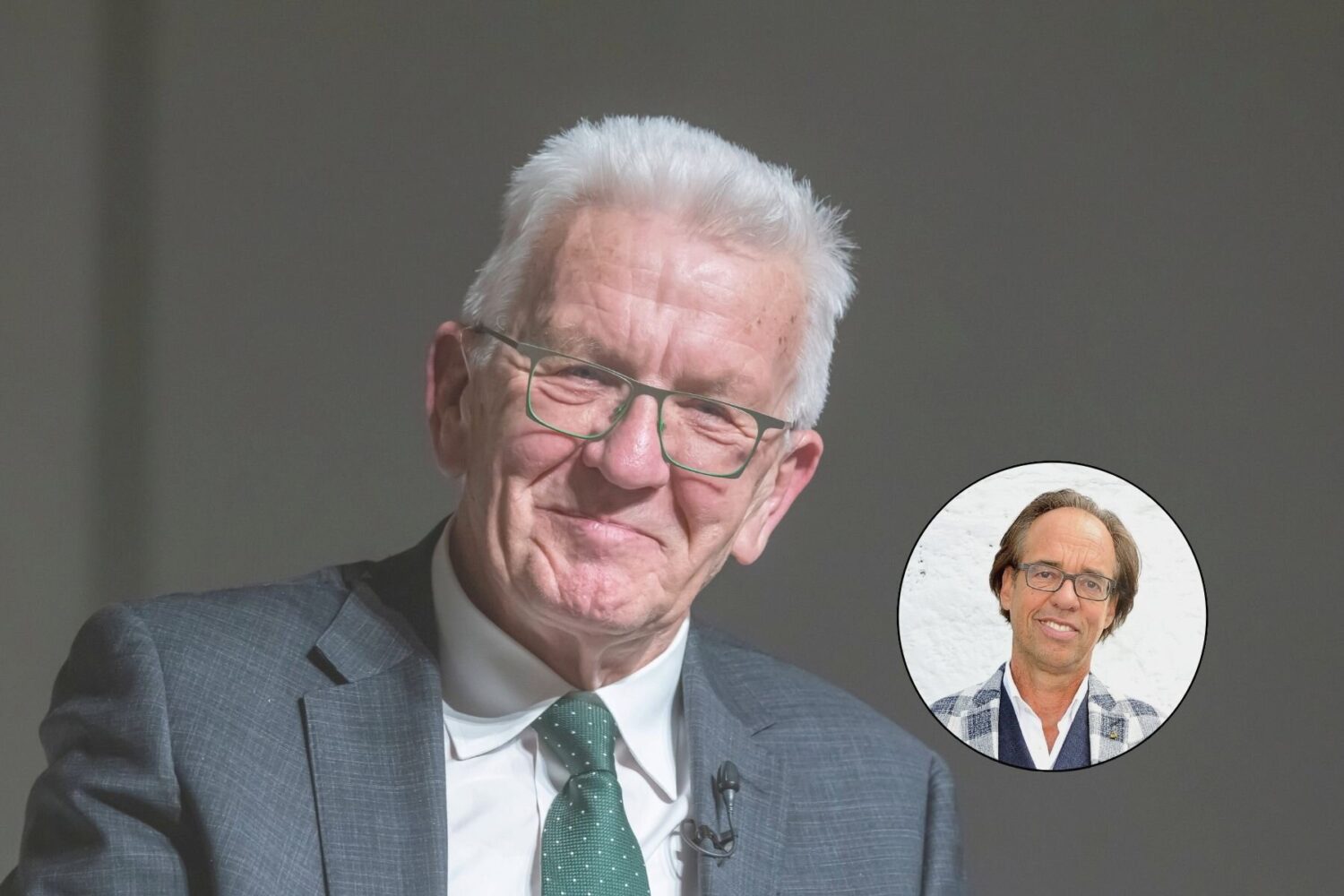 Älterer Mann mit Brille im Anzug; Porträtfoto eines weiteren Mannes eingeblendet.