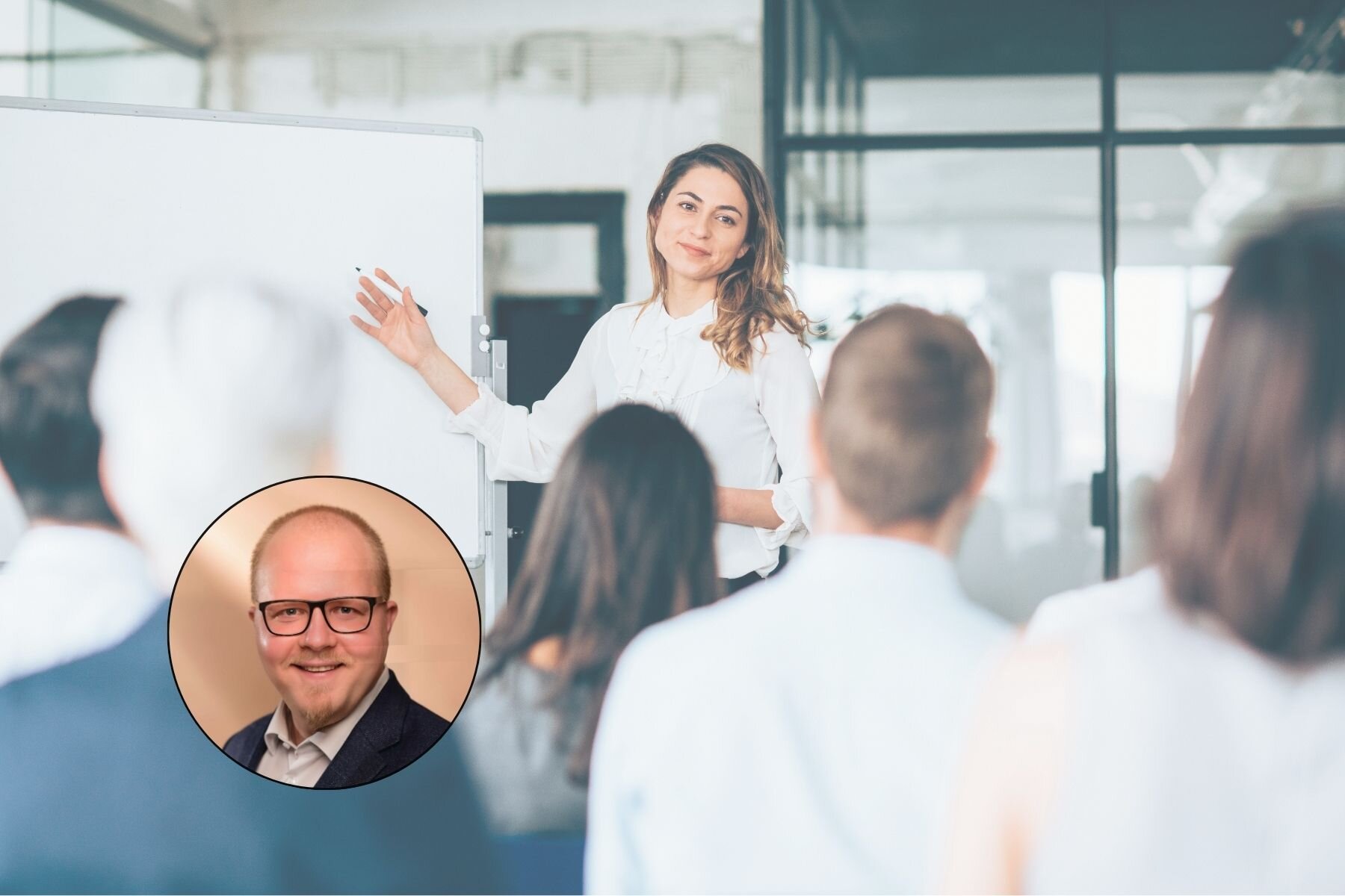Frau gibt Präsentation vor Publikum, kleines Porträt eines Mannes eingeblendet.