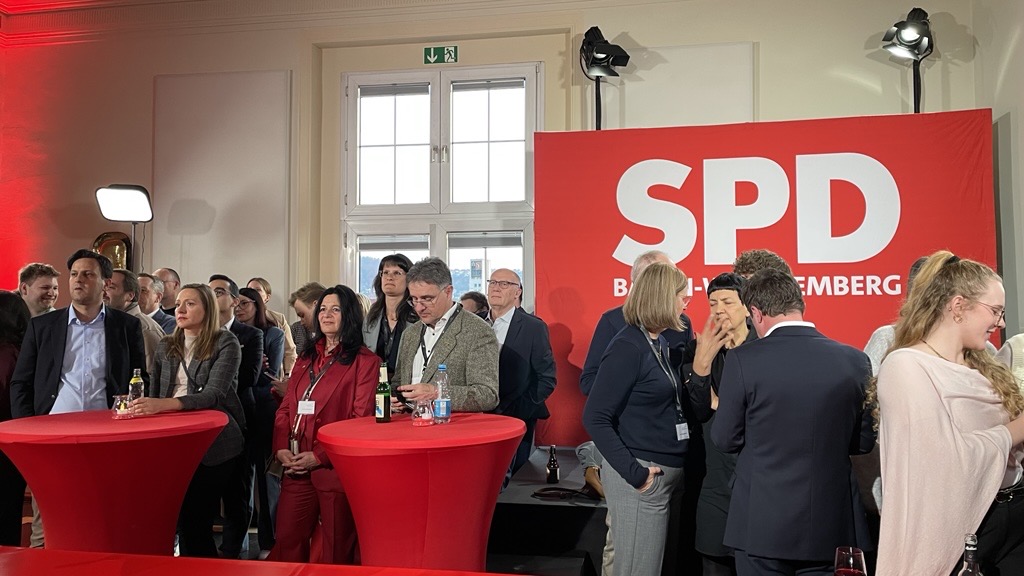 Alle Blicke gehen in Richtung des großen Bildschirms in Erwartung der Prognose um 18 Uhr.