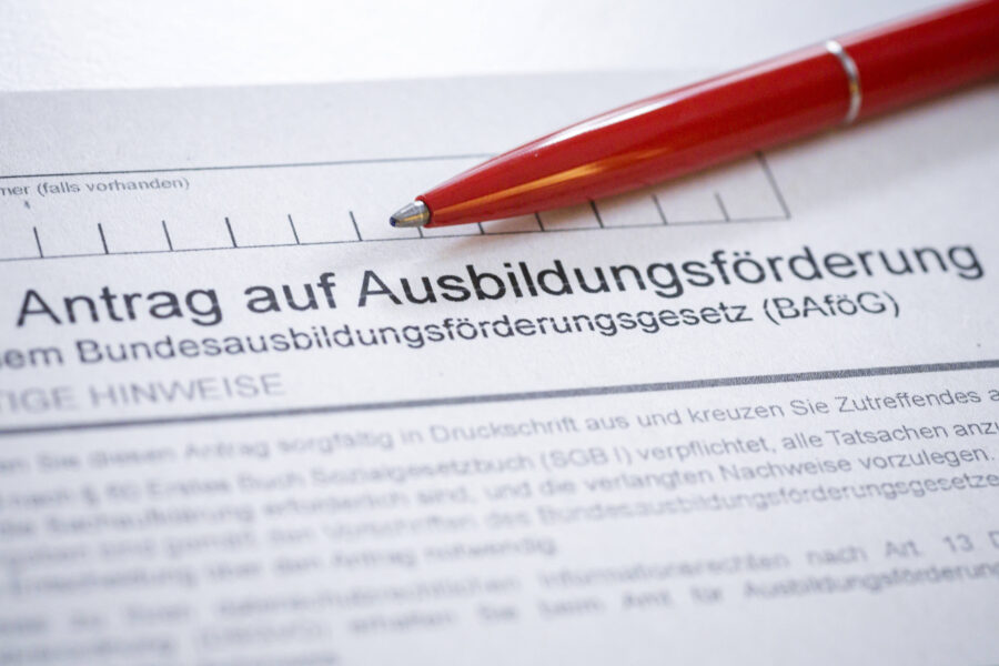 Formular "Antrag auf Ausbildungsförderung" mit rotem Kugelschreiber.