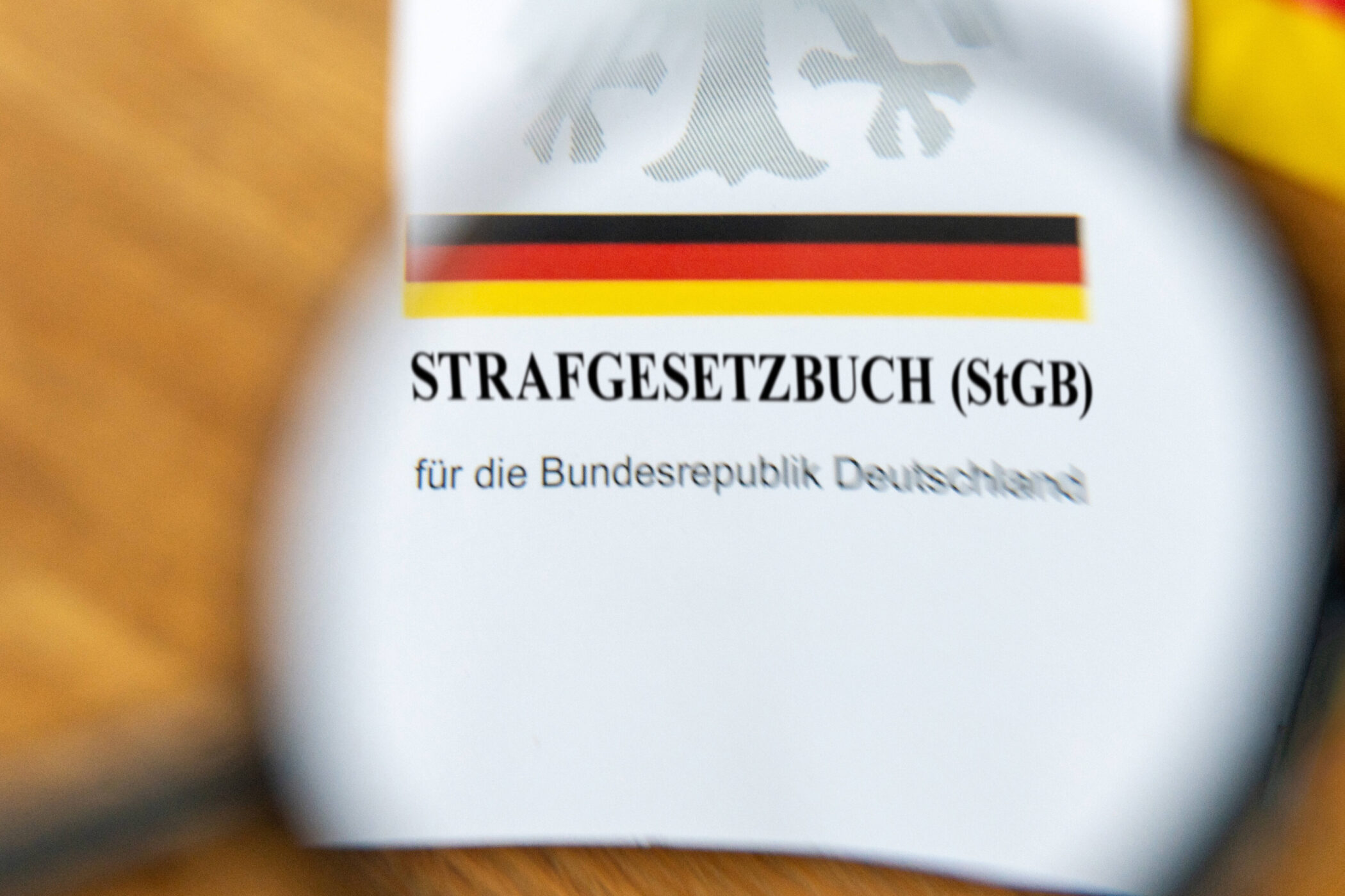 Text "Strafgesetzbuch (StGB) für die Bundesrepublik Deutschland" unter Lupe.