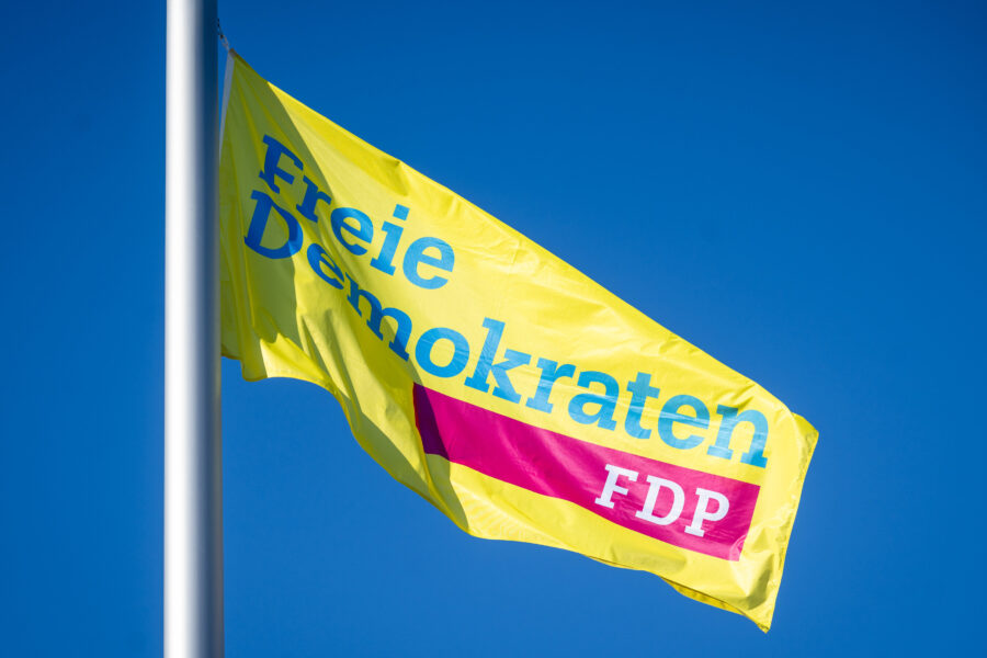 Gelbe Fahne mit der Aufschrift "Freie Demokraten FDP".
