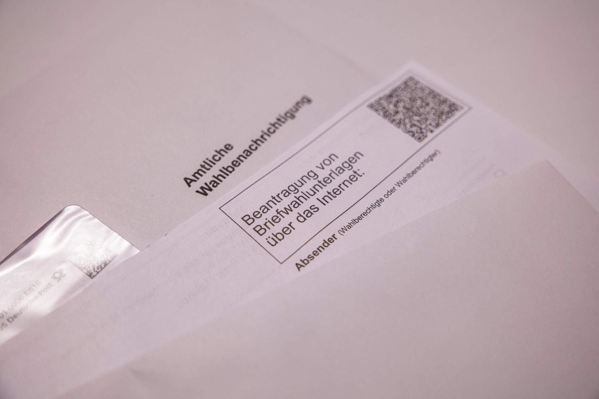 Amtliche Wahlbenachrichtigung und Briefwahlantrag auf Papier.
