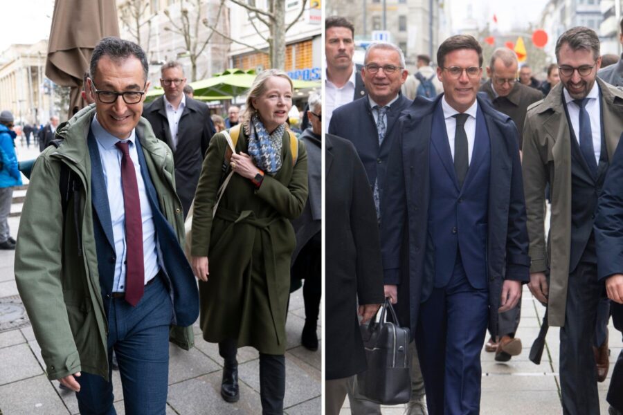 Zwei Gruppen von Personen in Passagen auf der Straße.