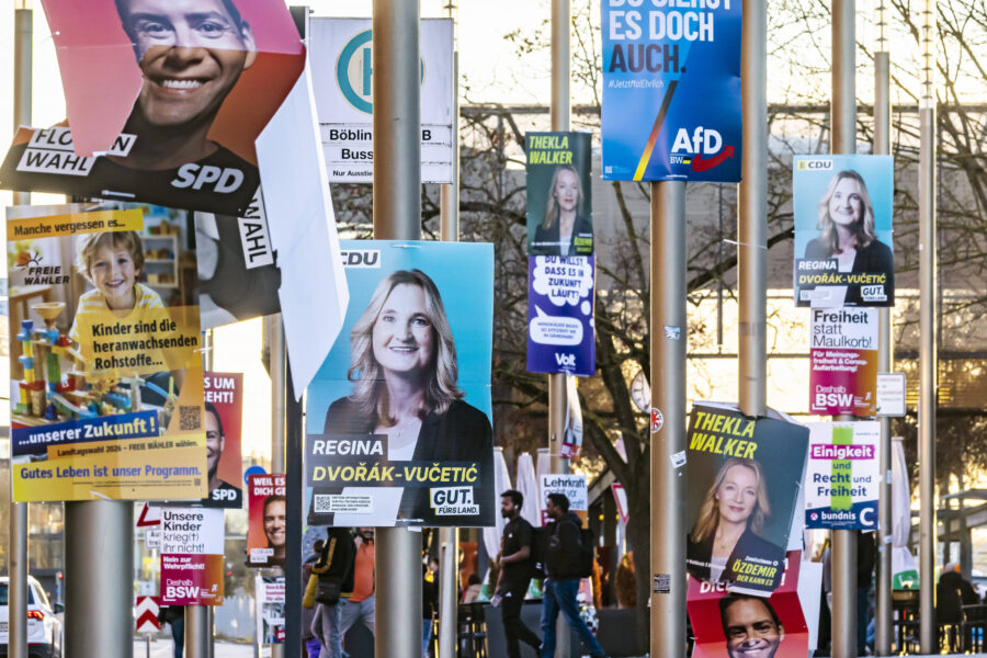 Wahlplakate verschiedener Parteien an Laternenmasten im Stadtgebiet.