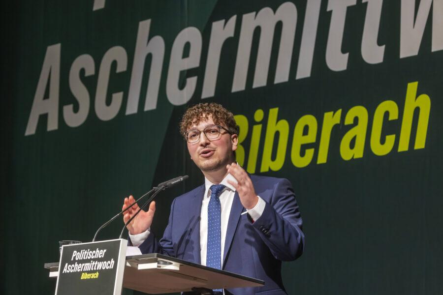 Mann in Anzug spricht am Rednerpult, Text "Politischer Aschermittwoch Biberach".