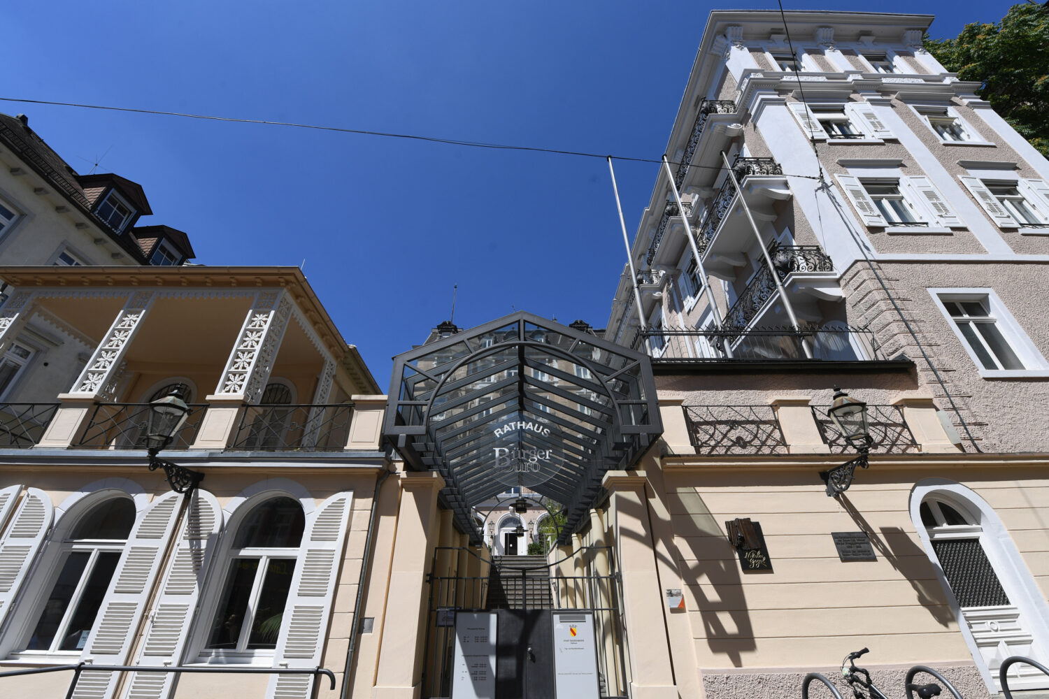 Gebäude mit Glasdach-Eingang und Schriftzug "Rathaus Bürger Büro".