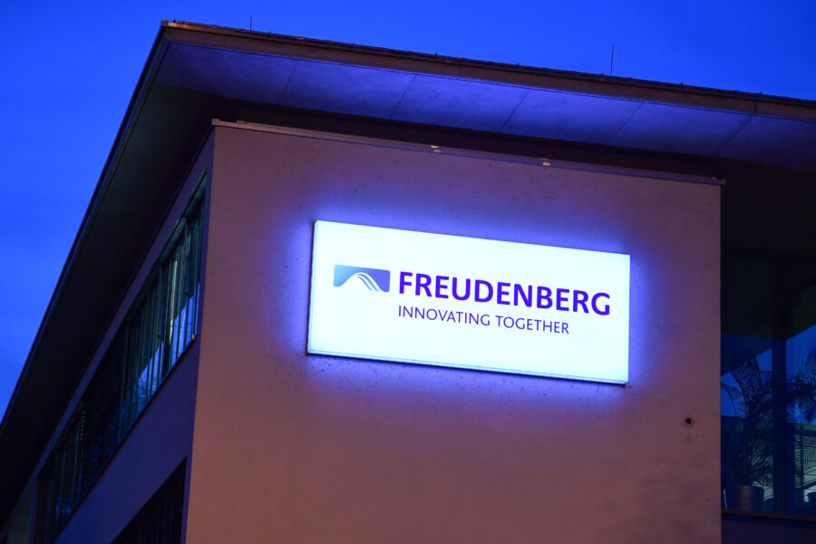 Leuchtendes Firmenschild mit Logo und "FREUDENBERG INNOVATING TOGETHER".