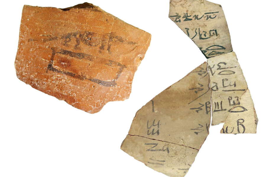 Zwei Keramikscherben mit alten Inschriften, eine rot, eine hell mit Zeichen.
