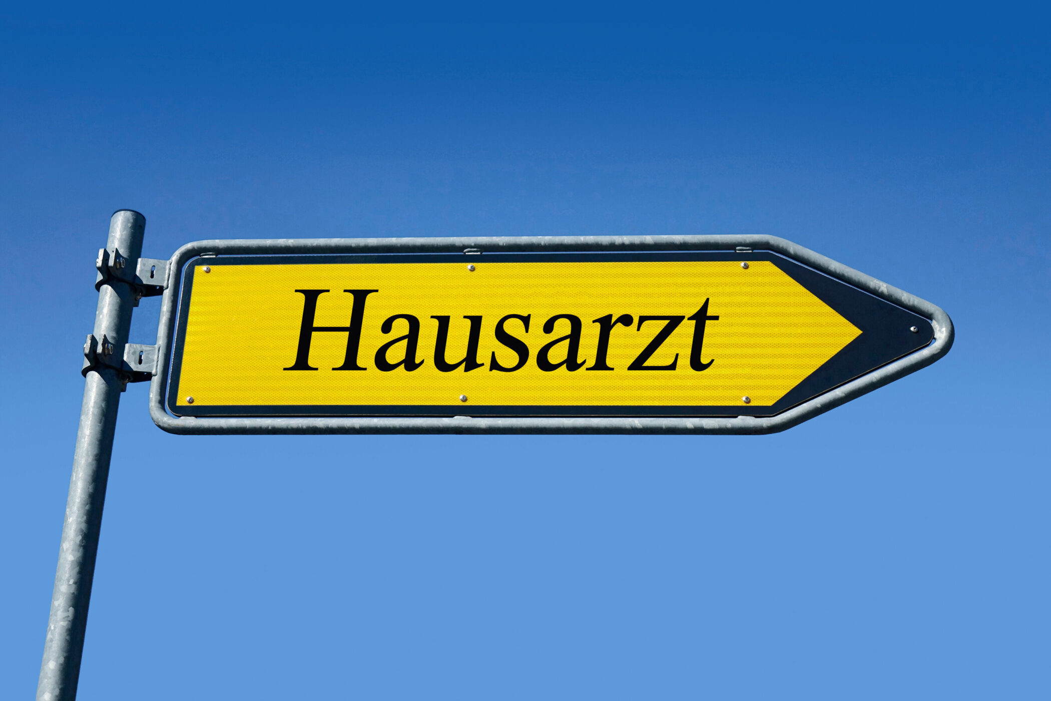 Gelbes Schild mit Pfeil, Aufschrift "Hausarzt".