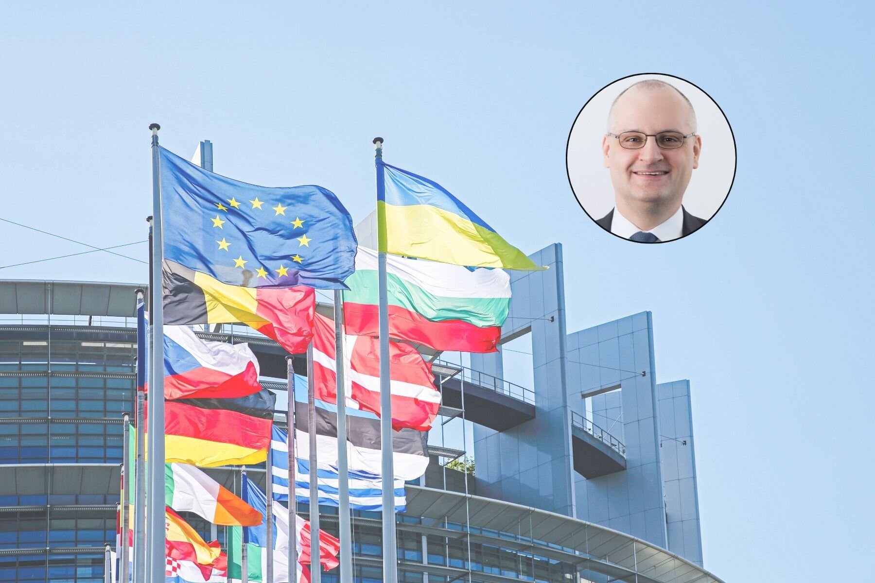 Mehrere Flaggen vor einem modernen Gebäude, Porträt eines Mannes im Kreis.