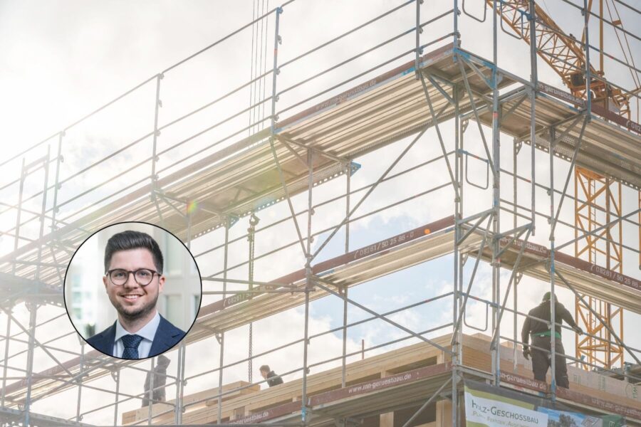 Gerüstbau mit zwei Arbeitern und Kran im Hintergrund, Porträtfoto einer Person im Kreis.