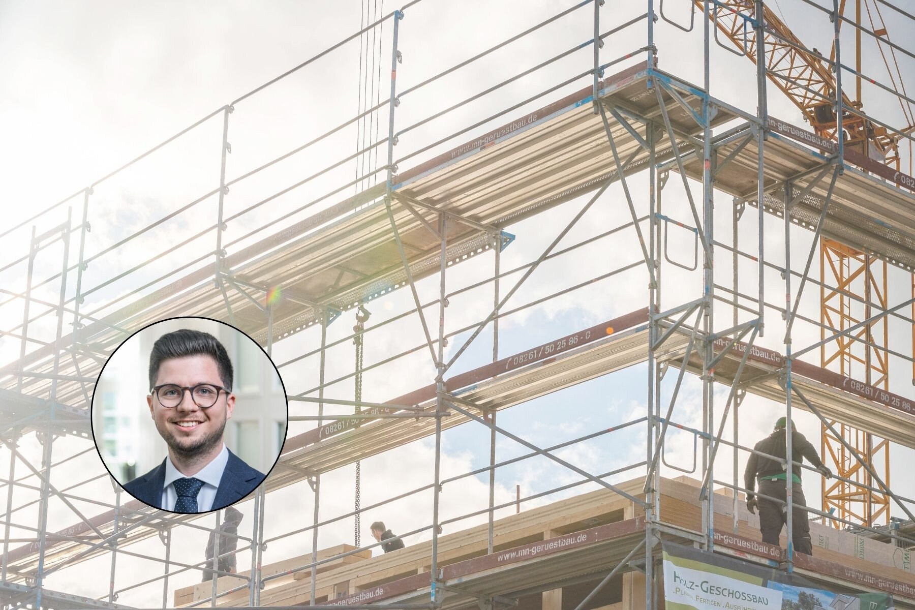 Gerüstbau mit zwei Arbeitern und Kran im Hintergrund, Porträtfoto einer Person im Kreis.