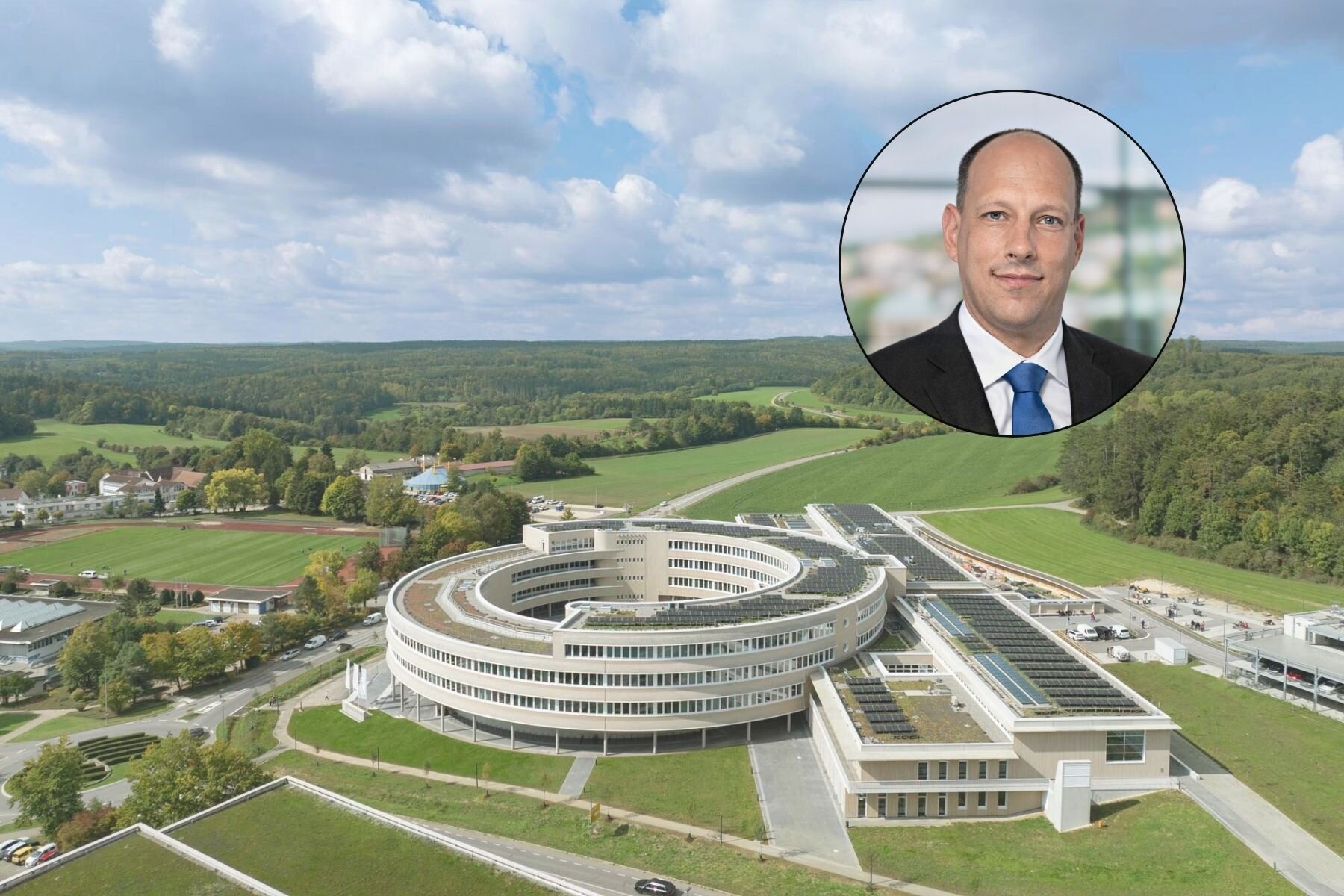 Luftaufnahme eines runden Gebäudes in grüner Landschaft, Porträt eines Mannes eingefügt.