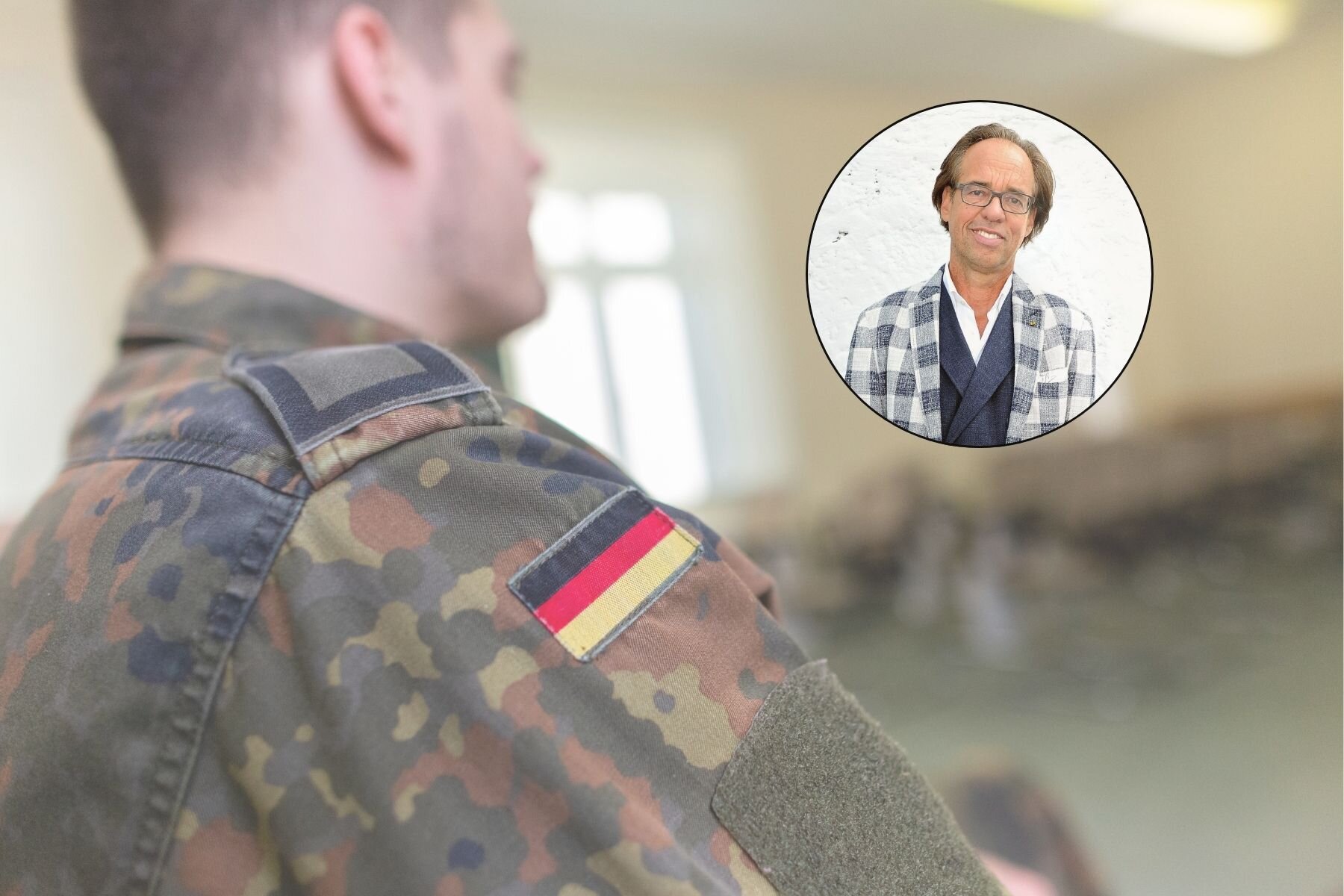 Person in Tarnuniform, Patch mit deutscher Flagge. Eingeblendet ein Mann in kariertem Sakko.