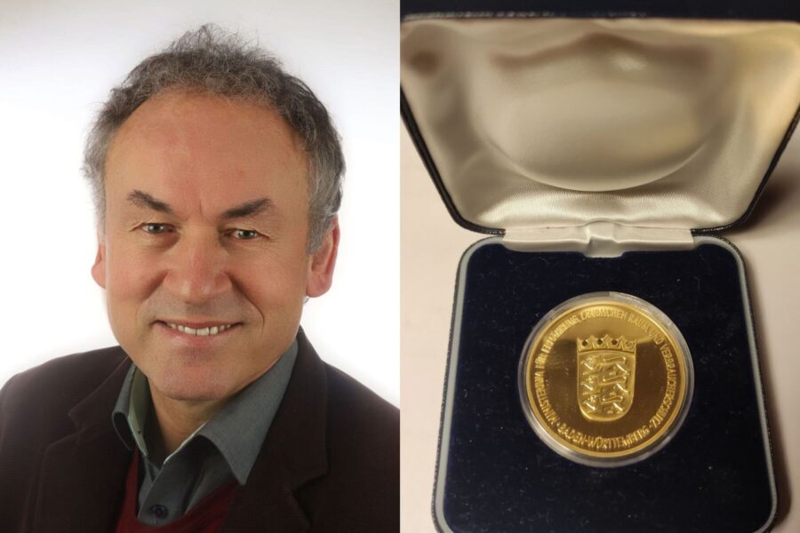 Links eine Person lächelnd, rechts eine Medaille in einer Schachtel.