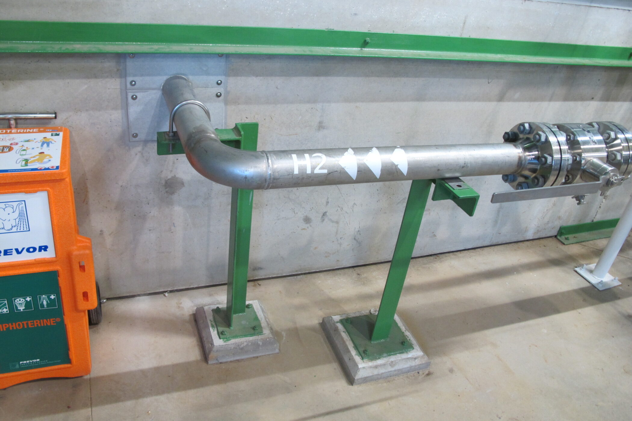 Rohrleitung mit der Aufschrift "H2" und Pfeilen, daneben orangefarbene Box.