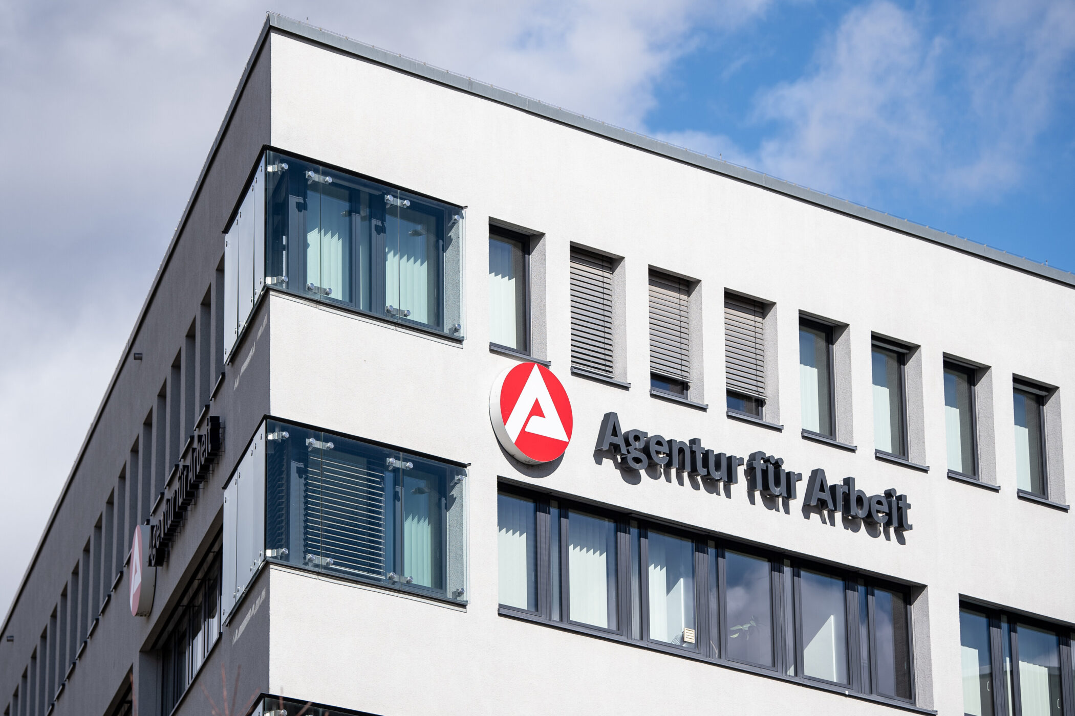 Gebäude mit Logo und Schriftzug "Agentur für Arbeit" an der Fassade.