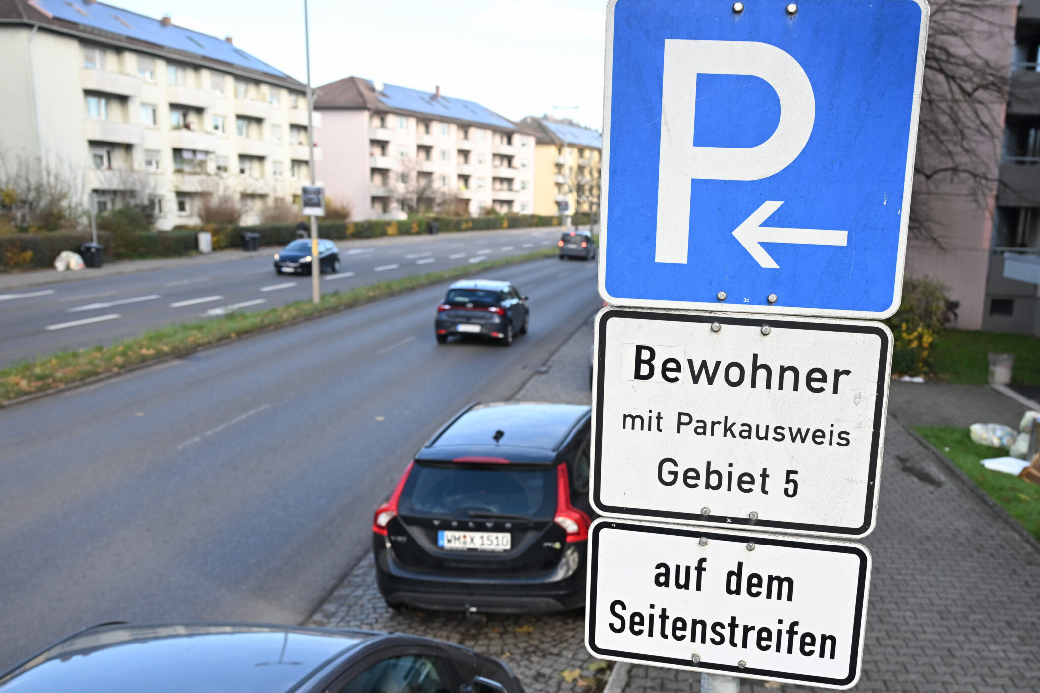Parkschild zeigt Parkberechtigung für Bewohner mit Parkausweis Gebiet 5 auf Seitenstreifen.