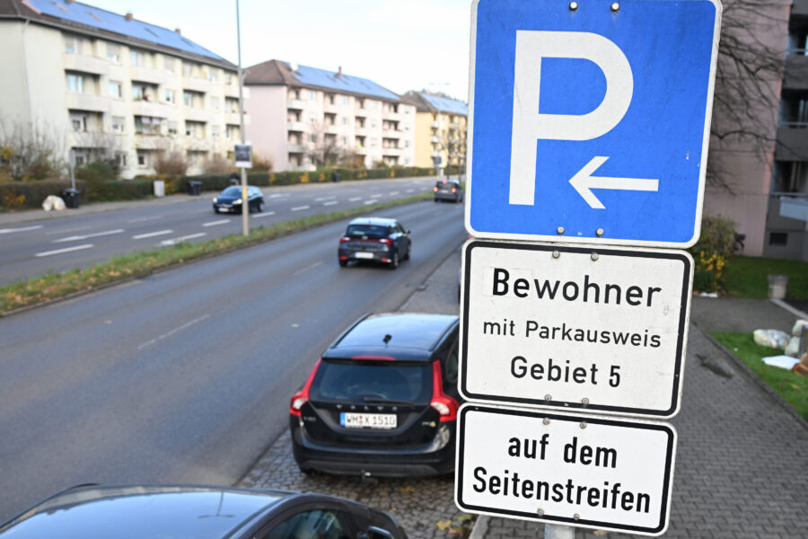 Parkschild zeigt Parkberechtigung für Bewohner mit Parkausweis Gebiet 5 auf Seitenstreifen.