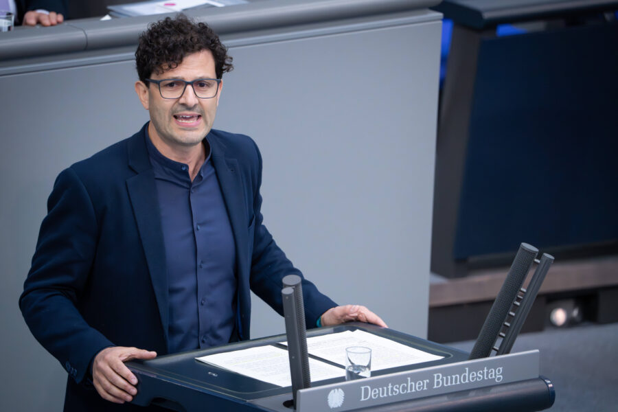 Eine Person spricht an einem Pult im Deutschen Bundestag.