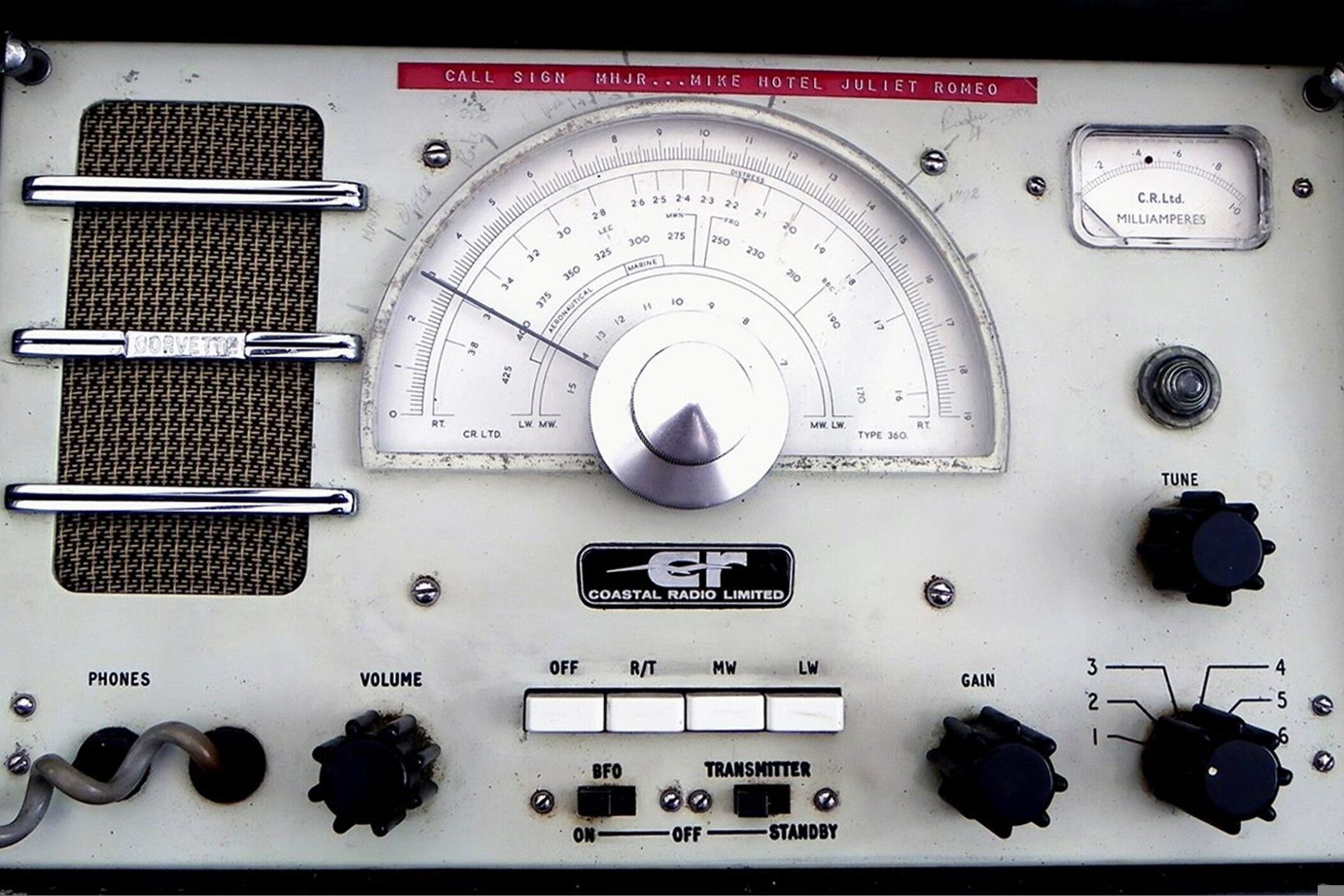Altes Radiogerät mit Skalen, Knöpfen und dem Logo von Coastal Radio Limited.
