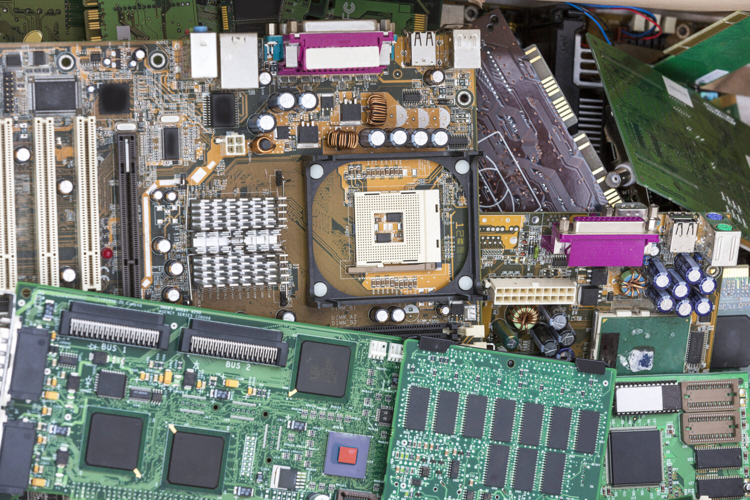 Computerplatinen und Schaltkreise in verschiedenen Größen und Farben.