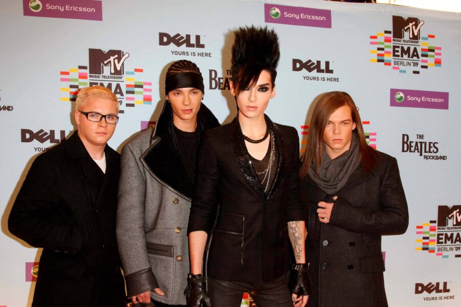 Vier Personen vor einer Wand mit Logos von MTV, Dell und Sony Ericsson.