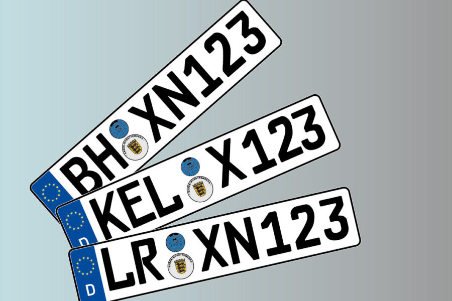 Drei Nummernschilder mit EU-Emblem und Buchstaben "BH", "KEL", "LR".