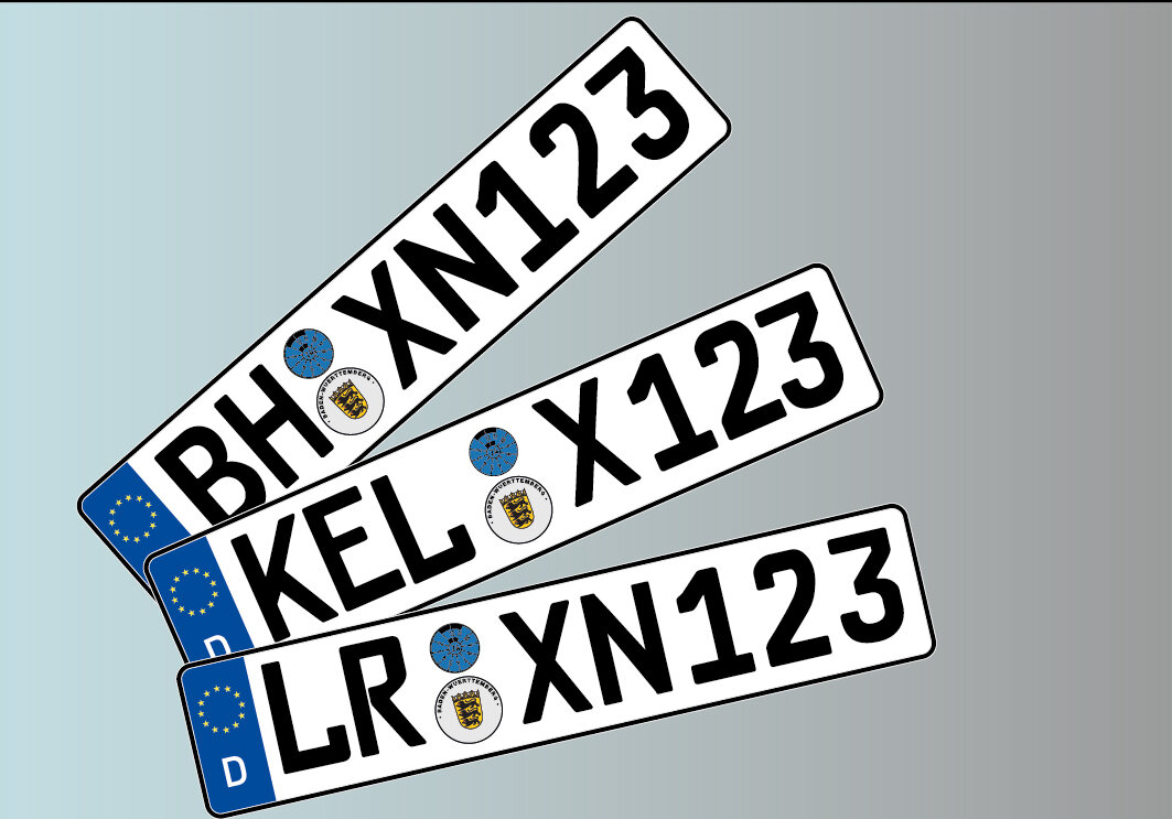 Drei Nummernschilder mit EU-Emblem und Buchstaben "BH", "KEL", "LR".