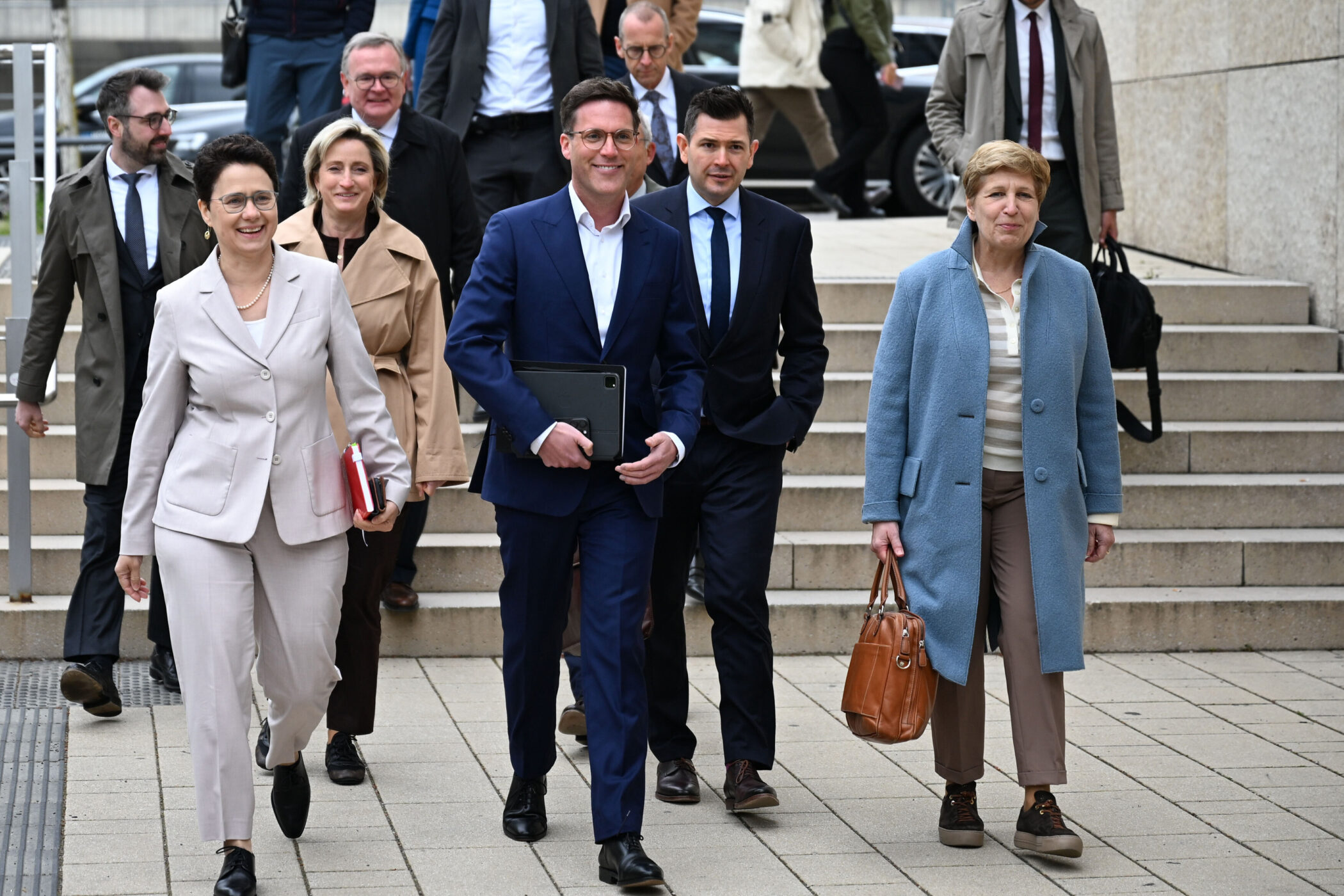 Eine Gruppe von acht Personen geht gemeinsam eine Treppe hinunter.