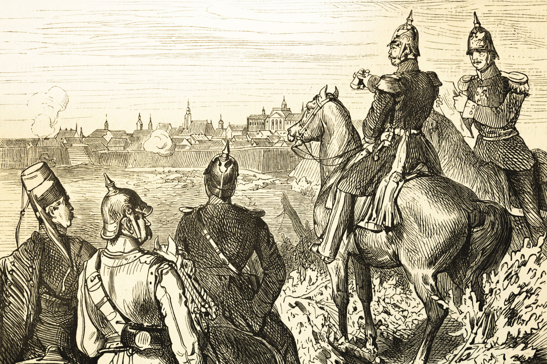 Fünf Menschen in Uniformen auf vier Pferden beobachten eine Stadt am Horizont.