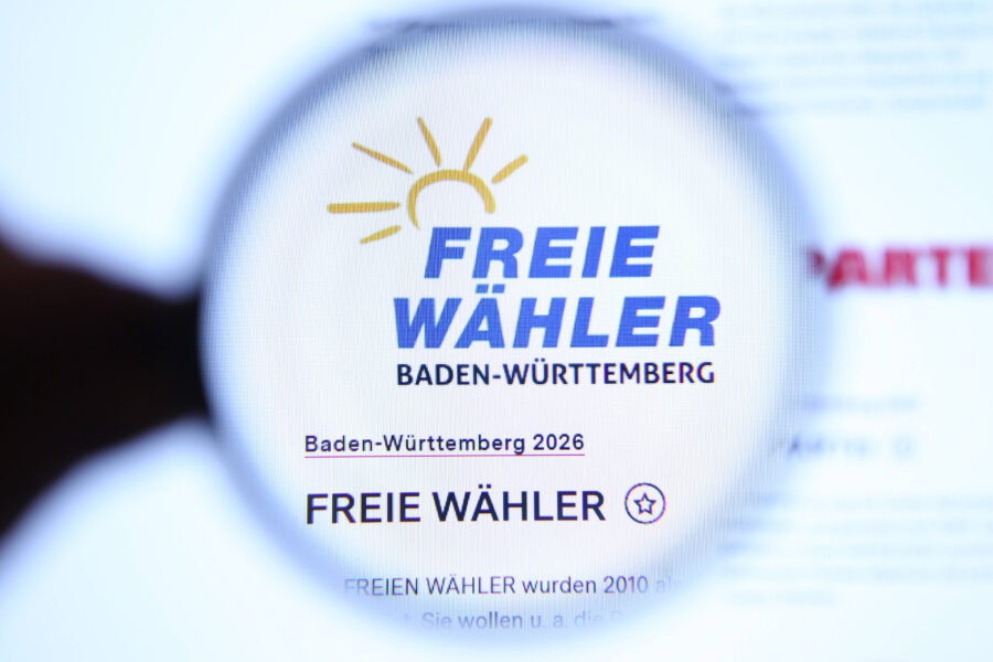 Lupe fokussiert auf "FREIE WÄHLER BADEN-WÜRTTEMBERG". Text darunter: "Baden-Württemberg 2026".