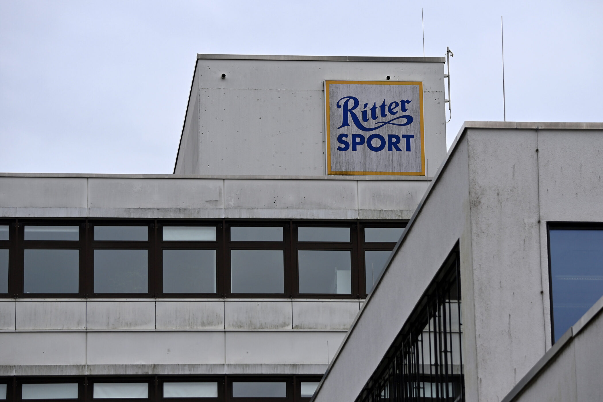 Gebäude mit „Ritter Sport“-Logo auf einer Wand.