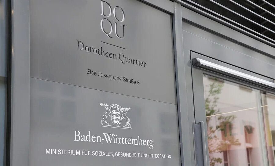 Beschriftung auf Glas: Dorotheen Quartier, Baden-Württemberg Ministerium.