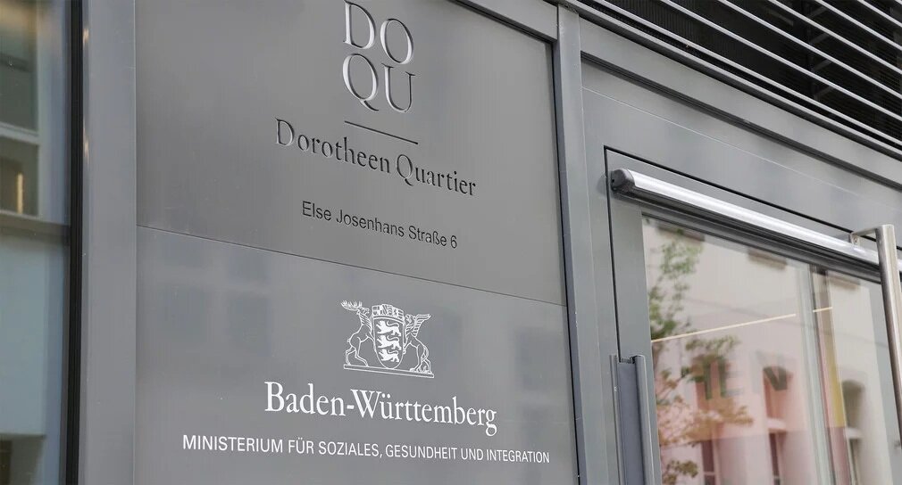Beschriftung auf Glas: Dorotheen Quartier, Baden-Württemberg Ministerium.