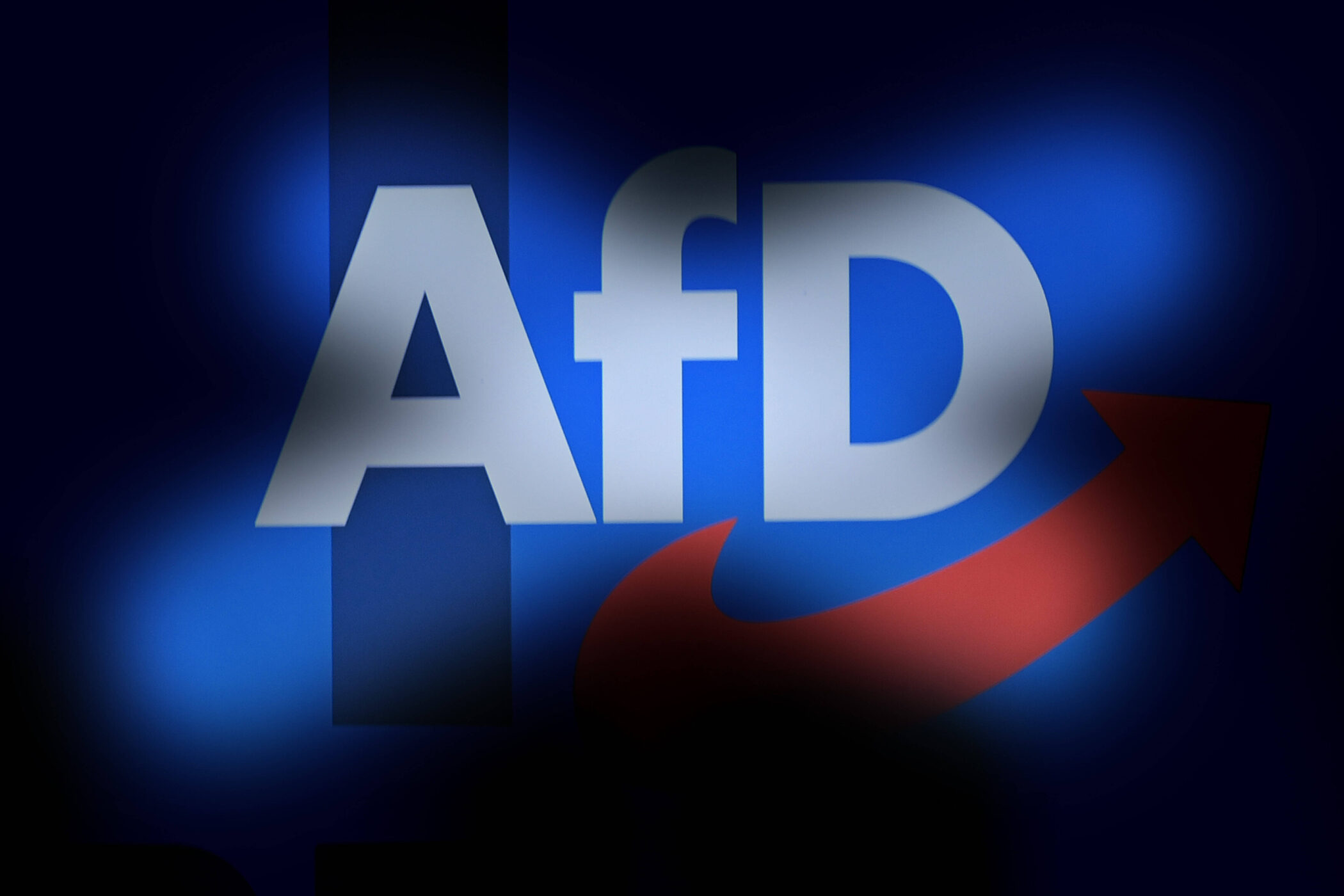 Großer Buchstabe „AfD“, blauer Hintergrund, roter Pfeil nach rechts.
