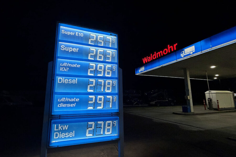 Preisanzeige an Tankstelle bei Nacht, verschiedene Kraftstoffsorten mit Preisen in Cent.