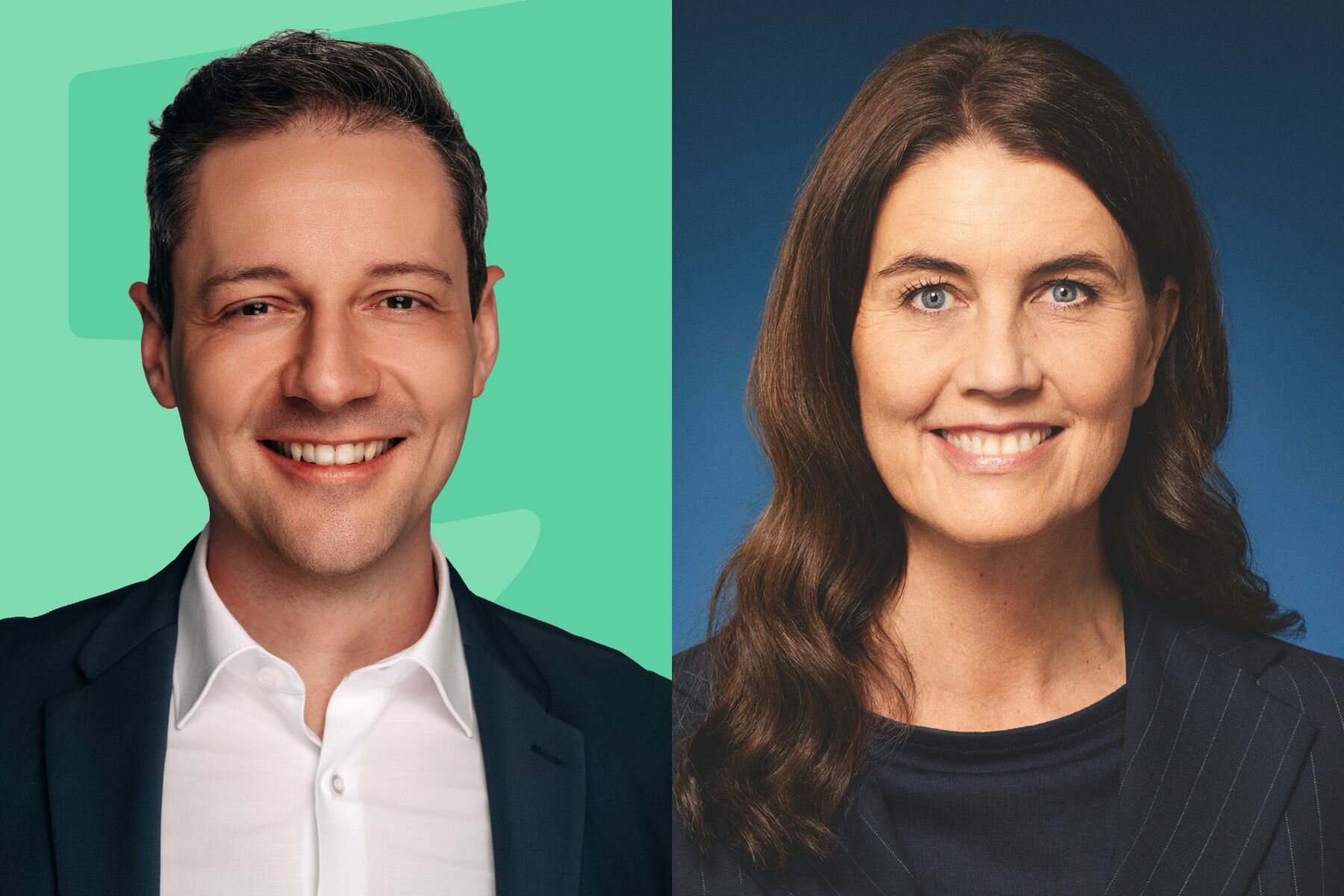 Zwei lächelnde Personen, eine mit Anzug, eine in blauem Oberteil. Hintergrund: grün, blau.