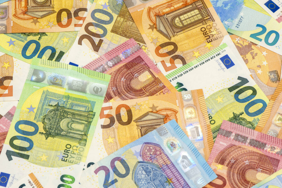 Verschiedene Euro-Geldscheine in bunter Mischung übereinander.