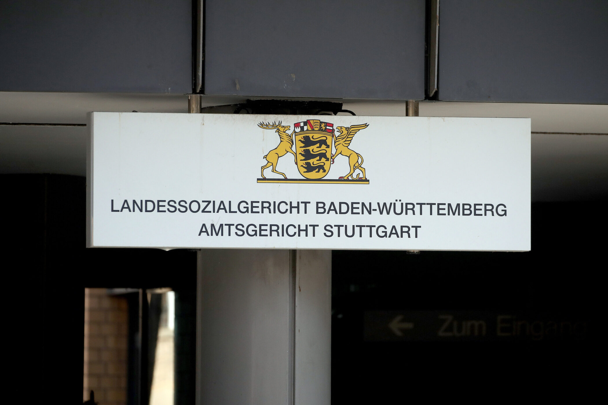 Schild mit Wappen und Text: "Landessozialgericht Baden-Württemberg Amtsgericht Stuttgart".