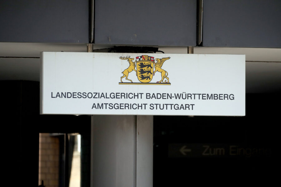 Schild mit Wappen und Text: "Landessozialgericht Baden-Württemberg Amtsgericht Stuttgart".