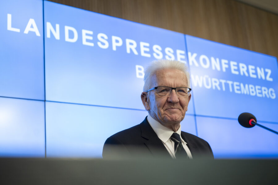 Ein Mann vor einem Mikrofon, Hintergrundtext: "Landespressekonferenz".