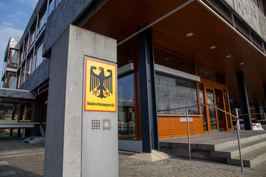 Gebäude mit Bundesverfassungsgericht-Emblem, moderne Architektur mit Glas und Holz.