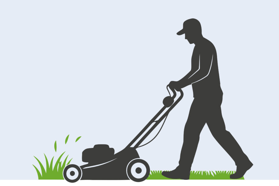 Person schiebt Rasenmäher über Gras.