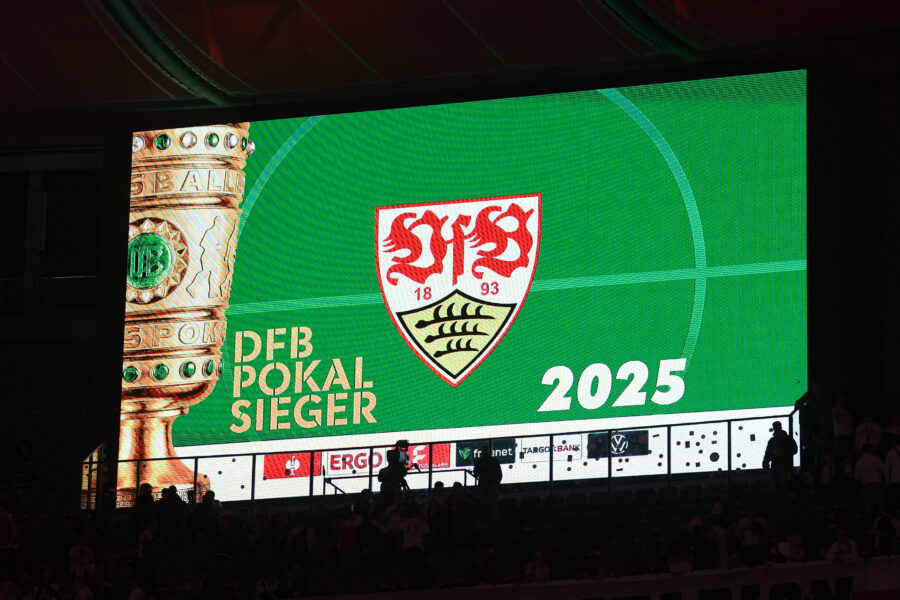 Große Anzeigetafel mit DFB-Pokal, Vereinswappen und Schriftzug: "DFB Pokal Sieger 2025".