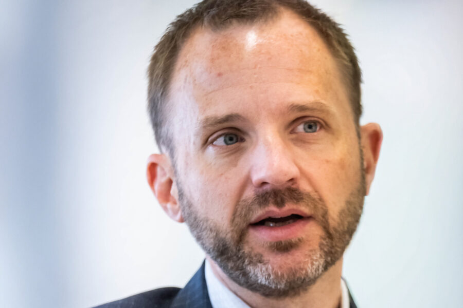Eine Person spricht, Nahaufnahme, unscharfer Hintergrund.