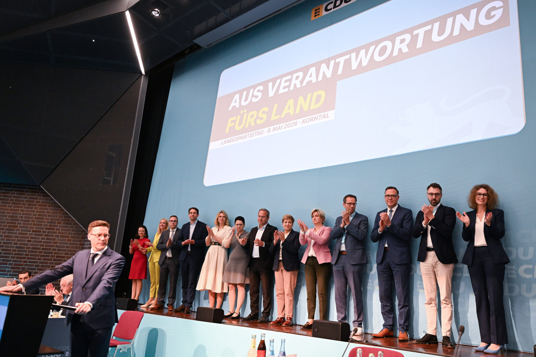 16 Personen klatschen auf Bühne, großer Schriftzug: "Aus Verantwortung fürs Land".